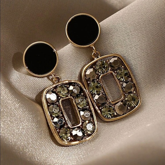 Elegant Black and Gold Dangle Earrings - Picture 3 of 5